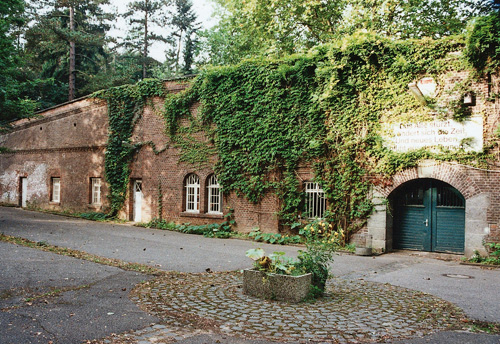 erhaltener Kasernenbau der Freiluga