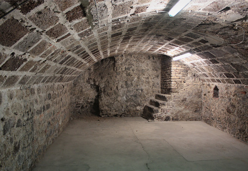 Teile der Römermauer im Keller des Seniorenheims Deutz