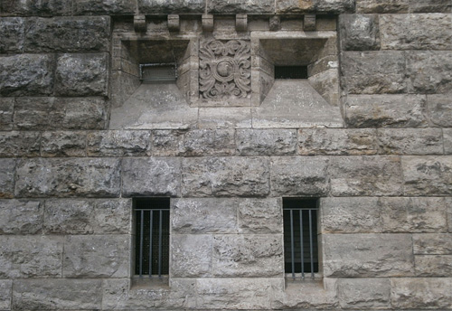 Schießscharten am Portalturm der Hohenzollernbrücke