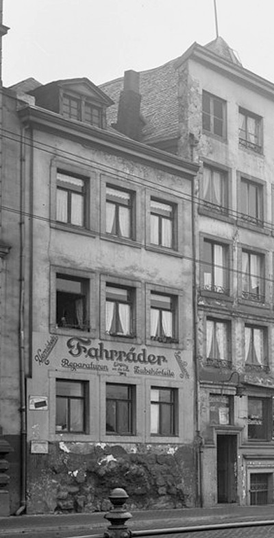 Der Torbogen der Waschpforte verborgen in der Sockelzone des Hauses Thurnmarkt 6, Ansicht vom Leystapel, 1930er-Jahre